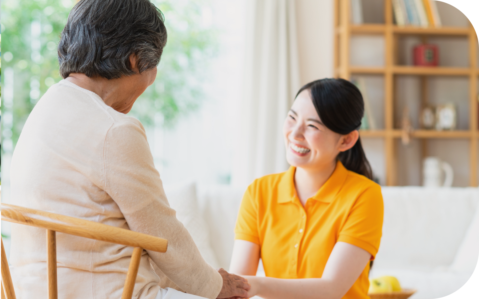 会話をしている介護士と老人