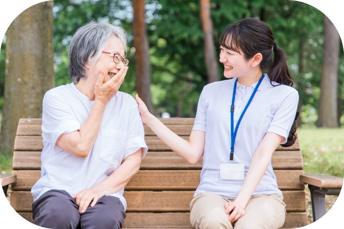 会話をしている介護士と老人